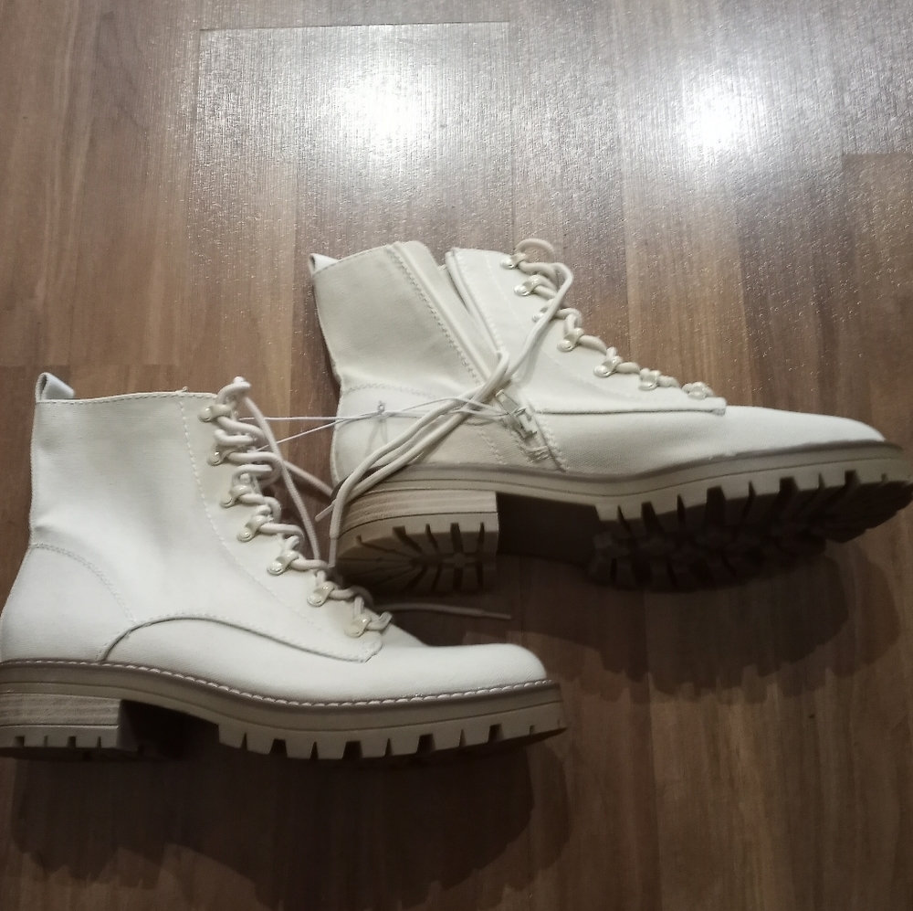 NWT Womens size 11